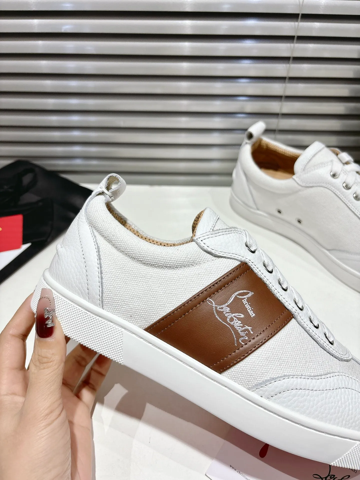 👟👟Ex-factory price 680👟👟 ╔Low top logo sports shoes╗ ·Top version customization·2025𝐬𝐬 𝑪𝒉𝒓𝒊𝒔𝒕𝒊𝒂𝒏 𝑳𝒐𝒖𝒃𝒐𝒖𝒕𝒊𝒏 Retero flat sneakers are smooth and crafted in white grained calfskin and canvas. It is decorated with a stylish side strap with the iconic Maison Christian Louboutin logo, contrasting with Cuoio brown leather for an effortlessly stylish look. This modern sneaker combines a retro '70s look with modern sophistication, featuring a flexible construction. ▪️No matter the last type, fabric, rhinestones, nails, lining, outsole, it is as close as possible to ZP... ▪️The original sole is specially provided by the original factory ▪️The lining is imported water-dyed cowhide ▪️Private customization time is about 3-7 days —————— Size: Women's 35M-41M Men's 38M-47M